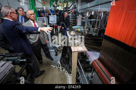 Ruban Bally Mills (GRE) Président Ray Harries, gauche, montre un métier à tisser en fibre de carbone à l'administrateur de la NASA Charles Bolden, au cours d'une visite de l'usine de fabrication de GRE, le vendredi 9 janvier 2015 à Bally, PA. La GRE est le tissage 3D multifonctions rembourrage de protection thermique utilisé pour isoler et protéger les engins spatiaux de la NASA Orion. La NASA a récemment testé Orion permettra de transporter les astronautes sur Mars et le remettre en sécurité jusqu'à la terre avec l'aide de la technologie de la GRE. De nouveaux matériaux composites tissés sont une technologie spatiale avancée qui marque une étape importante vers le développement de l'espace Banque D'Images