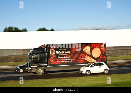 Sablés pur beurre Walkers un camion se déplaçant le long de la Kingsway West à deux voies dans Dundee, Royaume-Uni Banque D'Images