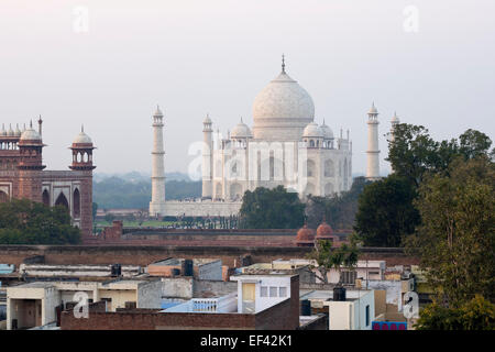 Taj Mahal, Agra, Inde. Vue depuis sur les toits de l'hôtel Taj Ganj quartier. Banque D'Images