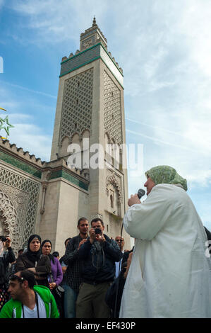 Paris, France, musulmans arabes français manifestant contre la discrimination, l'islamophobie, le racisme, femmes voilées en tenue traditionnelle, parlant à la foule, à la grande mosquée de paris, religion, femme en hajib Banque D'Images