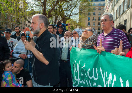 Paris, France, musulmans arabes français manifestant contre l'islamophobie, le racisme, hommes avec des signes et des bannières, leader religieux, faire du discours, leader de l'islam radical s'adressant à la foule, politique religion Banque D'Images