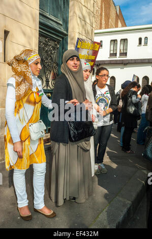 Paris, France, Groupe Français Arabes musulmans manifestant contre la discrimination, l'islamophobie, le racisme, femmes musulmanes voilées en tenue traditionnelle, à la Grande Mosquée, Femme en hajib, Femme musulmane france Banque D'Images