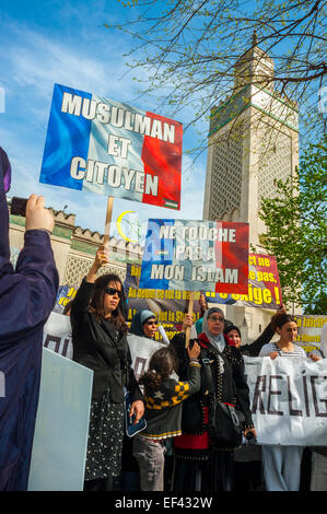 Paris, France, musulmans arabes français manifestant contre la discrimination islamophobie, racisme, femmes musulmanes voilées en tenue traditionnelle Hijab, avec des panneaux de protestation et des bannières, à la Grande Mosquée, manifestations, femmes en hajib, manifestations publiques Banque D'Images