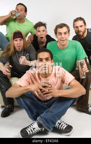 Groupe de personnes regardant la télévision Banque D'Images