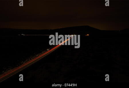 Location de light trails à damiers à couper le sommet de l'A62 entre Oldham et Huddersfield. Banque D'Images