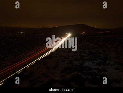 Location de light trails à damiers à couper le sommet de l'A62 entre Oldham et Huddersfield. Banque D'Images