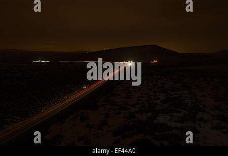 Location de light trails à damiers à couper le sommet de l'A62 entre Oldham et Huddersfield. Banque D'Images