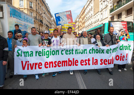 Paris, France, musulmans arabes français manifestant contre l'islamophobie, le racisme, les hommes avec des signes et des bannières, différentes cultures, politique religion Banque D'Images