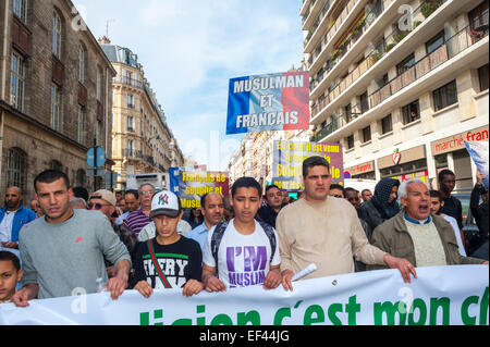 Paris, France, Français musulmans arabes qui manifestent contre l'Islamophobie, le racisme, les hommes avec les enseignes et bannières Banque D'Images