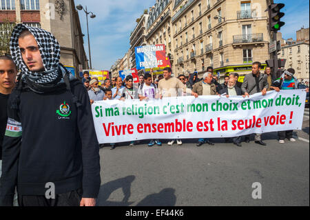 Paris, France, musulmans français Arabes manifestant contre la discrimination, islamophobie, manifestations contre le racisme, croque de foule avec des manifestants bannières et signes, différentes cultures religion Banque D'Images