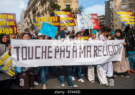 Paris, France, Français musulmans arabes qui manifestent contre l'Islamophobie, le racisme, les femmes en costume traditionnel avec des affiches et bannières Banque D'Images