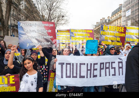 Paris, France, foule, musulmans arabes français manifestant contre la discrimination islamophobie, racisme, lors de manifestations, adolescents défilant avec des panneaux de protestation, banderoles, femmes défilant Banque D'Images