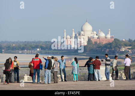 Agra, Inde. En raison du fort d'Agra avec vue sur le Taj Mahal Banque D'Images