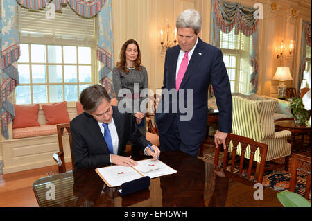 Avec sa femme, secrétaire d'État adjoint aux affaires éducatives et culturelles Evan Ryan, et le secrétaire d'Etat John Kerry à sur, Antony Blinken signe ses documents de nomination pour devenir le prochain sous-secrétaire d'État, du Département d'État à Washington, D.C., le 9 janvier 2015. Banque D'Images