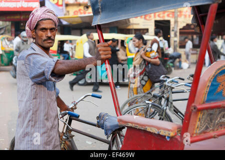 Agra, Inde, Asie du Sud. Location de vélo-taxi chauffeur en attente pour les clients à Kinari Bazar Banque D'Images