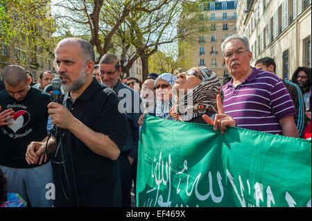 Paris, France, musulmans arabes français manifestant contre la discrimination islamophobie, racisme, l’homme faisant un discours devant la foule, leader radical de l’islam s’adressant à la foule, rencontre religieuse Banque D'Images