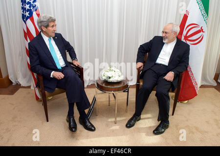 Le secrétaire d'Etat John Kerry siège avec le Ministre iranien des affaires étrangères, Javad Zarif, avant que les deux reprendre les négociations sur l'avenir du programme nucléaire de l'Iran le 14 janvier 2015, à Genève, en Suisse. Banque D'Images