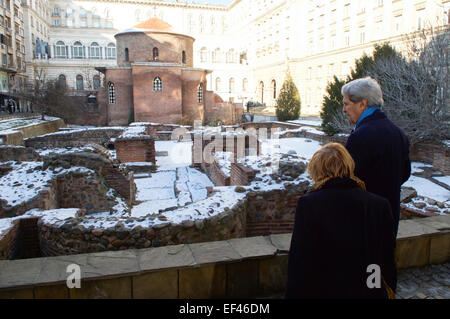 Le secrétaire d'Etat John Kerry et ambassadeur des États-Unis en Bulgarie Marcie Ries vous regarde vestiges romains derrière le bâtiment de la présidence bulgare avant de visiter l'église Saint Georges - un des premiers chrétiens rotunda considéré comme le plus ancien bâtiment de Sofia, Bulgarie - au cours d'une visite à l'important allié régional le 15 janvier 2015. Banque D'Images