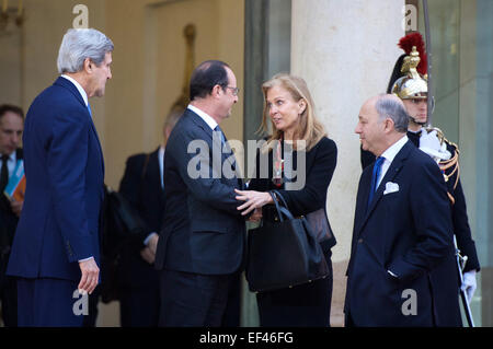 Le président français, François Hollande fait ses adieux à l'Ambassadeur des États-Unis en France Jane Hartley après qu'elle a rejoint le secrétaire d'Etat John Kerry pour une réunion au Palais de l'Élysée à Paris, France, le 16 janvier 2015. Le secrétaire est en visite dans la capitale française pour rendre hommage aux victimes des attaques de tir de la semaine dernière à Paris et à réaffirmer le soutien des États-Unis pour le peuple français et notre engagement continu à fournir toute aide nécessaire. Banque D'Images