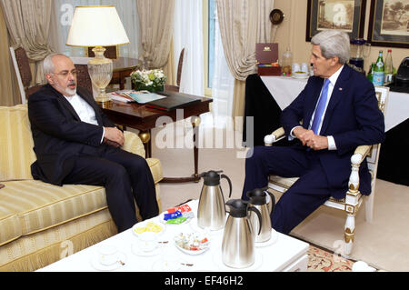 Le secrétaire d'Etat John Kerry rencontre le ministre iranien des affaires étrangères, Javad Zarif dans Paris, France, le 16 janvier 2015, à poursuivre leurs négociations sur l'avenir du programme nucléaire de l'Iran. Banque D'Images