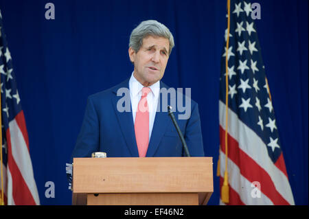 Le secrétaire d'Etat John Kerry traite de reporters au cours d'une conférence de presse à la résidence du consulat général américain à Lagos, Nigéria, après qu'il a rencontré le Président nigérian Goodluck Jonathan et sa réélection challenger, le Major-général à la retraite Muhammadu Buhari, à Lagos le 25 janvier 2015, pour des réunions exhortant les deux candidats à accepter les résultats de leur prochaine élection générale-vote. Banque D'Images