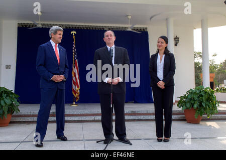 Le consul général à Lagos, Nigeria, Jim Hawkins et sa femme, Annie, introduire le secrétaire d'Etat John Kerry avant qu'il aborde des cabinets et des membres de la famille à la résidence du consulat général américain à Lagos après que le Secrétaire a rencontré le Président nigérian Goodluck Jonathan et sa réélection challenger, le Major-général à la retraite Muhammadu Buhari, le 25 janvier 2015, pour les conversations exhortant les deux candidats à accepter les résultats de leur prochaine élection générale-vote. Banque D'Images