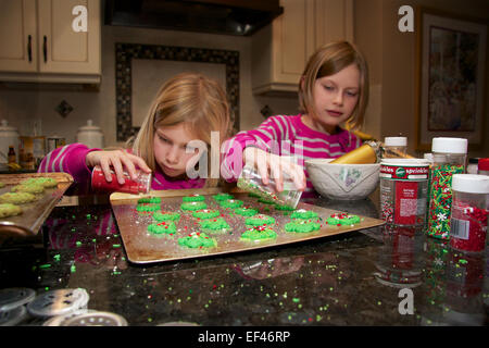 Baking Christmas Cookies Banque D'Images