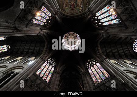 Vue de l'intérieur du transept de la cathédrale d'Ely avec vitraux et coupole Banque D'Images