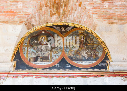 Cloître avec peintures murales religieuses anciennes dans l'emblématique Couvent Santa Catalina à Arequipa, Pérou, l'une des principales attraction touristique locale Banque D'Images