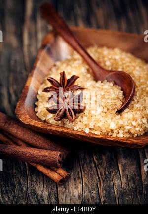 Ingrédients des bâtons de cannelle, l'anis étoilé et le sucre brun. Banque D'Images