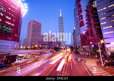 Taipei, Taiwan - Dec 30, 2014 : Taipei, Xinyi District de nuit (y compris Taipei 101). Le Xinyi District est le siège de l'At Banque D'Images