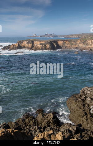 À la centrale vers le nord de la côte californienne de San Simeon, sur la route 1 PC ayant la Station au-delà de la lumière de Piedras Blancas Banque D'Images