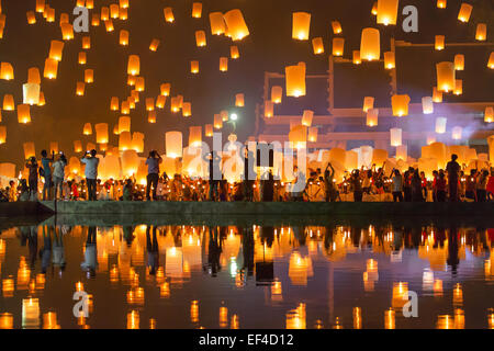 Les gens de presse, la Loi Khom sky lanternes au cours de Yi Peng ou Loi Krathong festival Banque D'Images