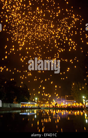 Les gens de presse, la Loi Khom sky lanternes au cours de Yi Peng ou Loi Krathong festival à Chiang Mai, Thaïlande Banque D'Images