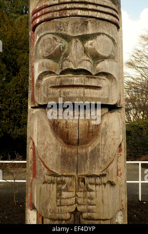 Close-up du Centenaire Le totem sculpté par Mungo Martin dans la région de Hadden Park, Vancouver, BC, Canada Banque D'Images