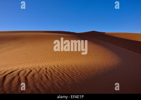 Des traces dans les dunes de sable au lever du soleil, Merzouga, Maroc, Afrique du Nord Banque D'Images