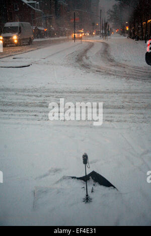 New York, USA. 26 janvier, 2015. La vue à la 9e Avenue au sud le long de la neige tombe dans la zone de Chelsea de Manhattan sur l'après-midi du 26 janvier 2015. New York et la plupart du nord est des États-Unis se préparent à ce qui pourrait être un blizzard historique possible avec l'accumulation de 2-3 pieds. Crédit : Adam Stoltman/Alamy Live News Banque D'Images