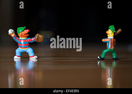 Univers miniatures de Bert et Ernie (Muppets de la Children's TV show, Sesame Street) jouer au baseball. Banque D'Images
