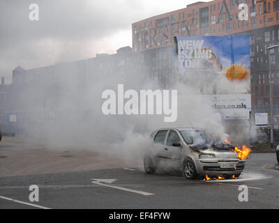 Voiture en feu dans la nouvelle 4Rs Salford-manchester Islington, à Manchester. Banque D'Images