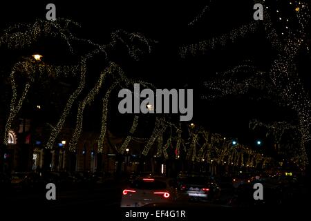 Les lumières de Noël sur l'avenue Andrássy útca arbres, Budapest, Hongrie Banque D'Images