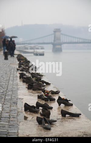 Les segments sur la rive du Danube est un mémorial à Budapest, Hongrie. Conçu par le réalisateur peut Togay en 2005. Banque D'Images