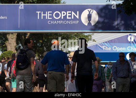 Les spectateurs faire leur chemin vers l'entrée de l'Royal Liverpool Golf Club à Hoylake, Wirral. Banque D'Images