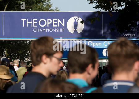 Les spectateurs faire leur chemin vers l'entrée de l'Royal Liverpool Golf Club à Hoylake, Wirral. Banque D'Images