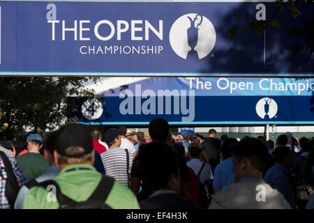 Les spectateurs faire leur chemin vers l'entrée de l'Royal Liverpool Golf Club à Hoylake, Wirral. Banque D'Images