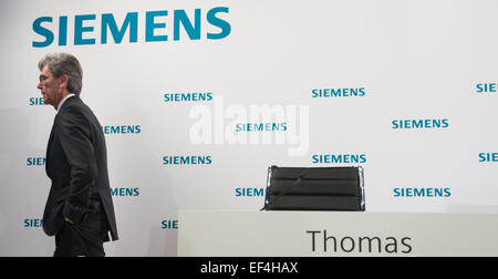 Munich, Allemagne. 27 Jan, 2015. Siemens Chef Joe Kaeser quitte le podium après une conférence de presse dans le contexte de l'assemblée générale annuelle de la société à Munich, Allemagne, 27 janvier 2015. PHOTO : PETER KNEFFEL/dpa/Alamy Live News Banque D'Images