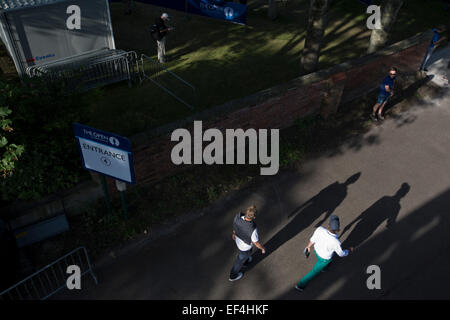 Les spectateurs faire leur chemin vers l'entrée de l'Royal Liverpool Golf Club à Hoylake, Wirral. Banque D'Images