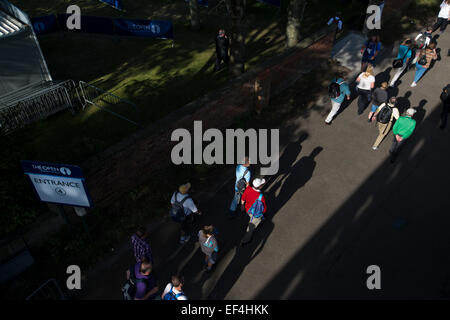 Les spectateurs faire leur chemin vers l'entrée de l'Royal Liverpool Golf Club à Hoylake, Wirral. Banque D'Images