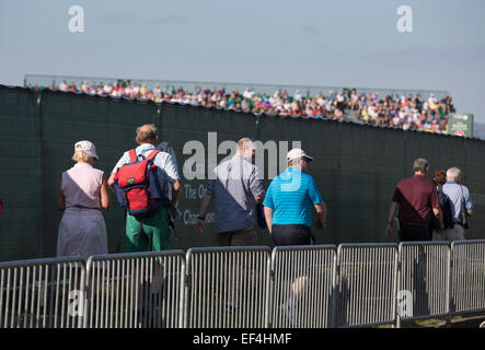 Les spectateurs faire leur chemin vers l'entrée de l'Royal Liverpool Golf Club à Hoylake, Wirral. Banque D'Images