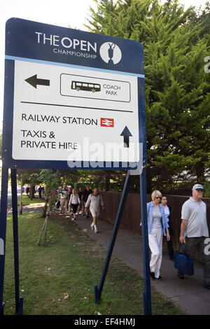 Les spectateurs faire leur chemin vers l'entrée de l'Royal Liverpool Golf Club à Hoylake, Wirral. Banque D'Images