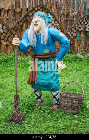 Baba Yaga sculpture en bois dans le village de Kryvorivnia, Carpates, Région Hutsul, Pokuttya, Prykarpattia, Ukraine Banque D'Images